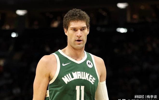 雄鹿逆转山东队，布克刷新纪录