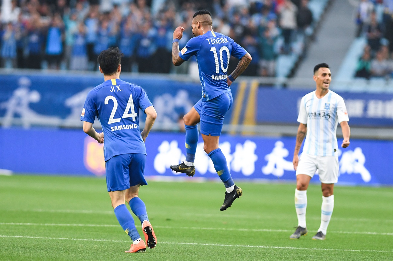 富力队已成功突破对手的防线