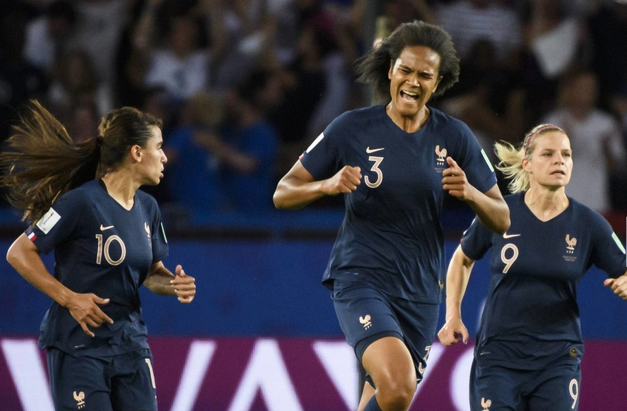 PG电子娱乐在线-包含法国羽毛球队爆冷韩国羽毛球队，陶菲克三分雨点燃全场的词条