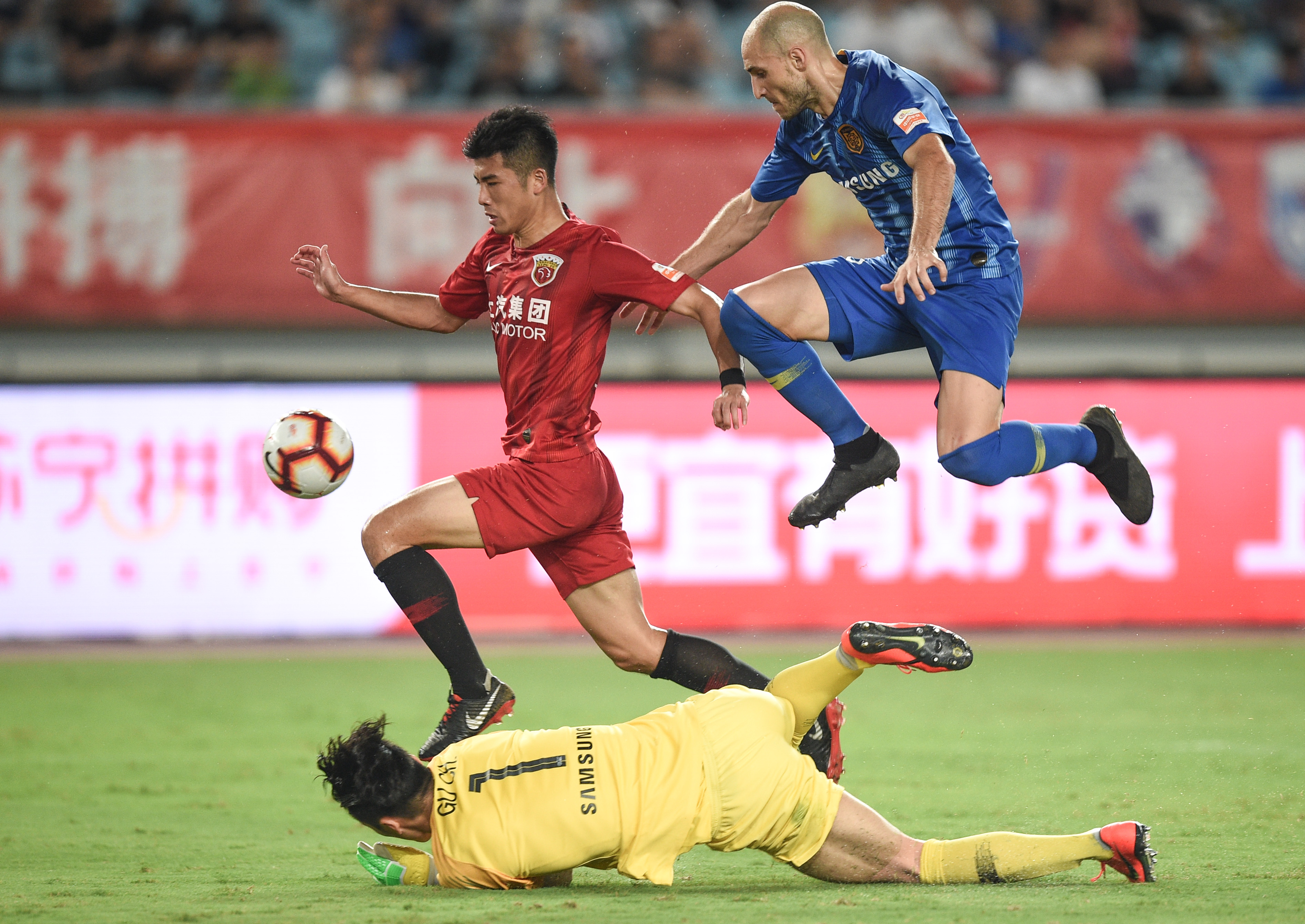 关于上港中场表现出色,球员获得赞誉的信息 关于上港中场表现出色,球员获得赞誉的信息